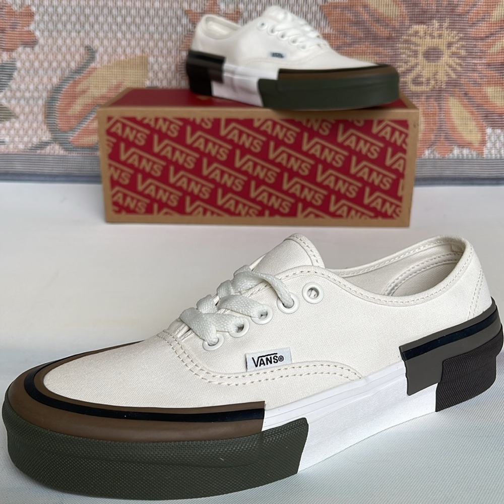 Vans WMNS Authentic Rearrange
Utility Block Blanc De BIack
VN000CSAJVY
Sneakers